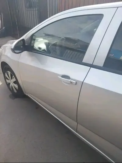 Auto sedán plateado en buen estado - miniatura 3
