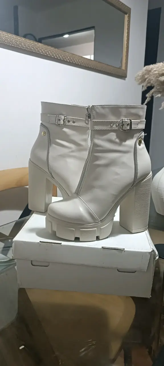 Botines blancos de tacón alto con hebillas