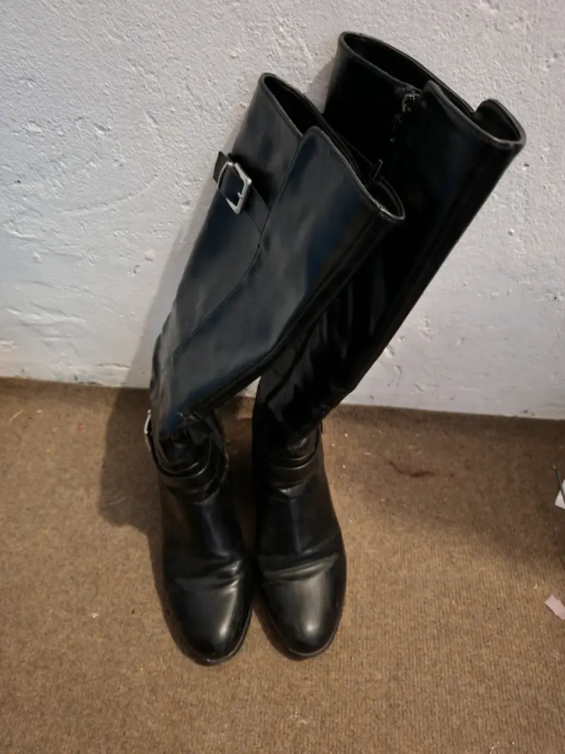 Botas negras y zapatos de taco - 1