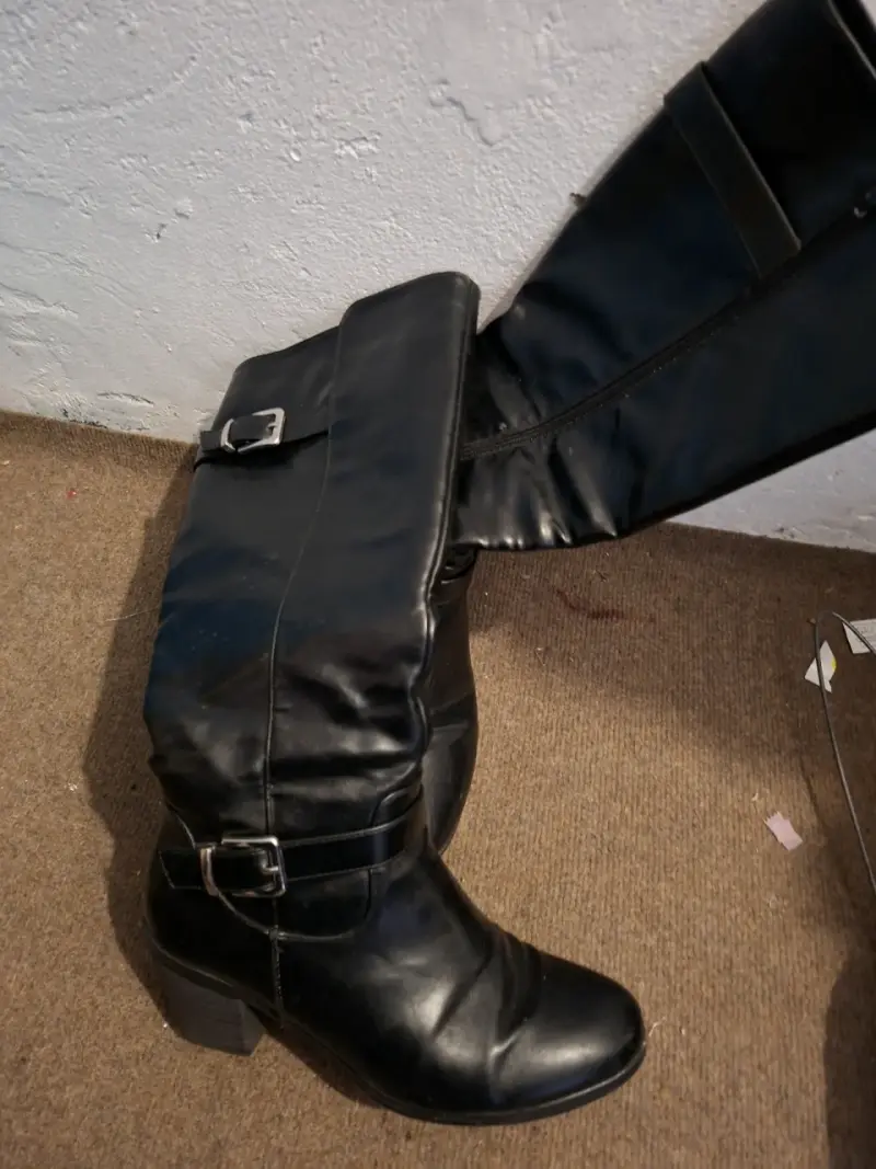 Botas negras y zapatos de taco - 2