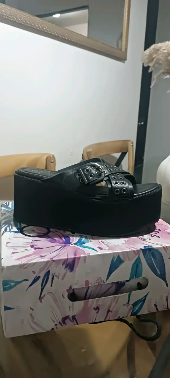 Sandalias negras con plataforma alta