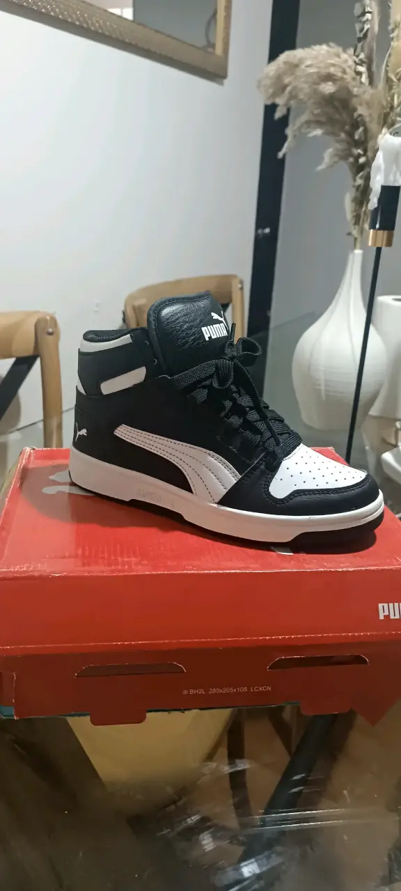 Zapatillas Puma negras y blancas de caña alta