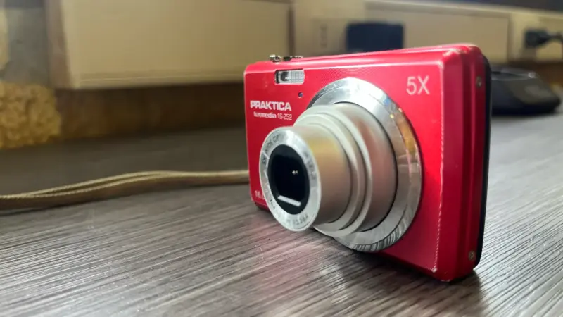 Cámara digital Praktica Luxmedia 16-Z52 roja - 2