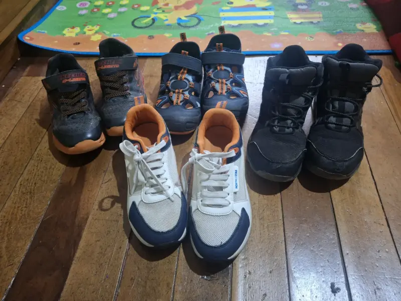 Lote de zapatillas para niños de varias marcas