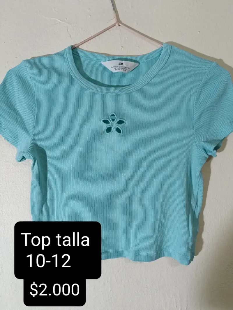 Top azul H&M con detalle floral
