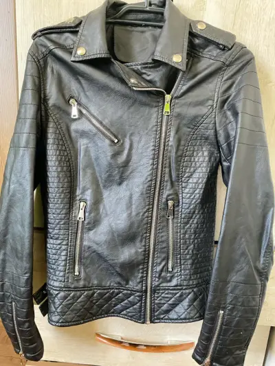 Chaqueta de cuero negra estilo motociclista - miniatura 1