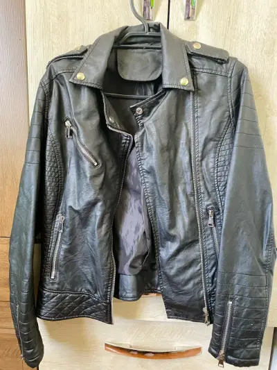 Chaqueta de cuero negra estilo motociclista - miniatura 2