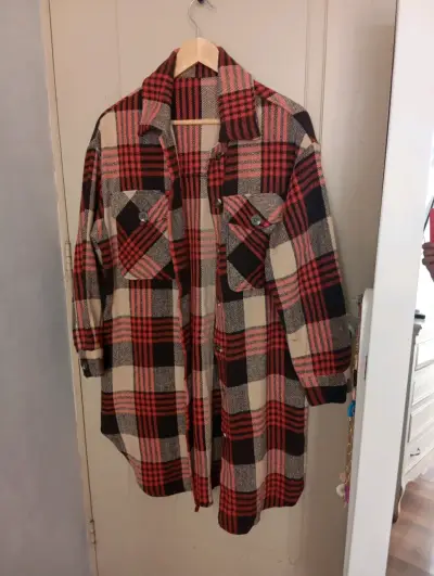 Camisa de franela a cuadros rojo y negro - miniatura 1