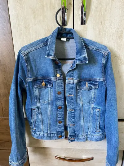 Chaqueta de mezclilla azul para mujer - miniatura 1