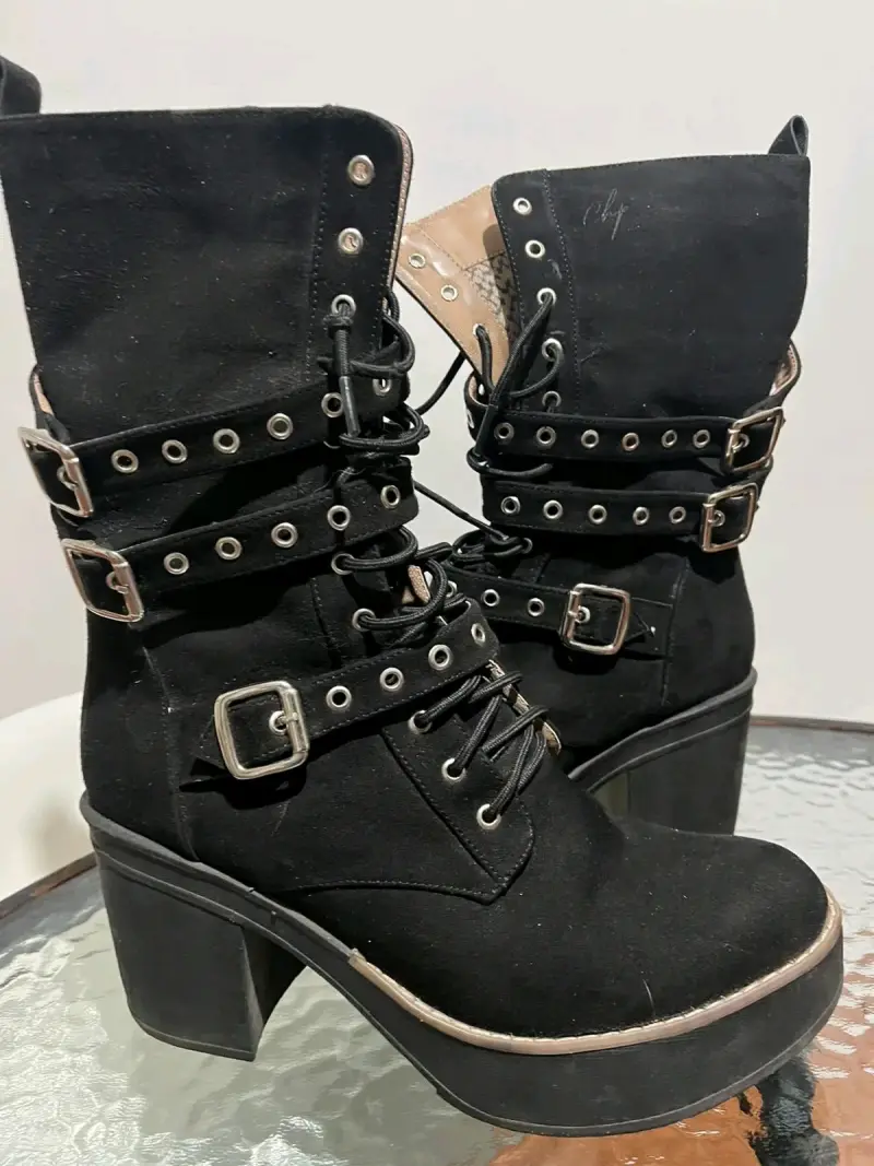 Botas negras con hebillas y plataforma