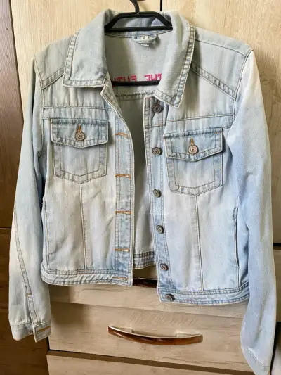 Chaqueta de mezclilla clara para mujer - miniatura 1