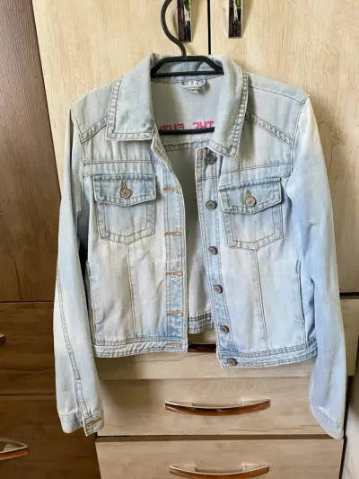 Chaqueta de mezclilla clara para mujer - miniatura 2