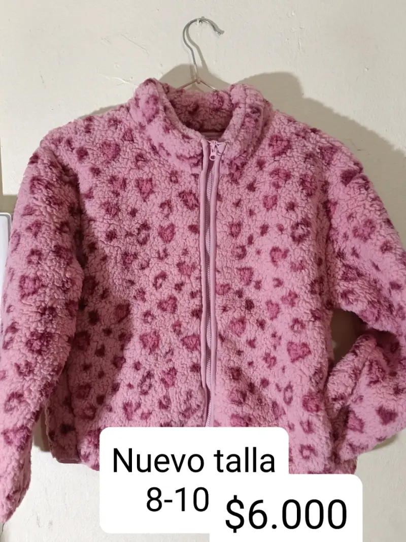 Chaqueta de peluche rosada para niña