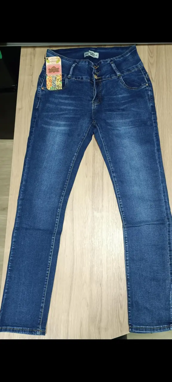 Jeans azul oscuro con diseño moderno - 1