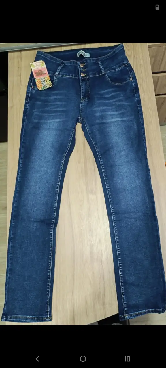 Jeans azul oscuro con diseño moderno - 3