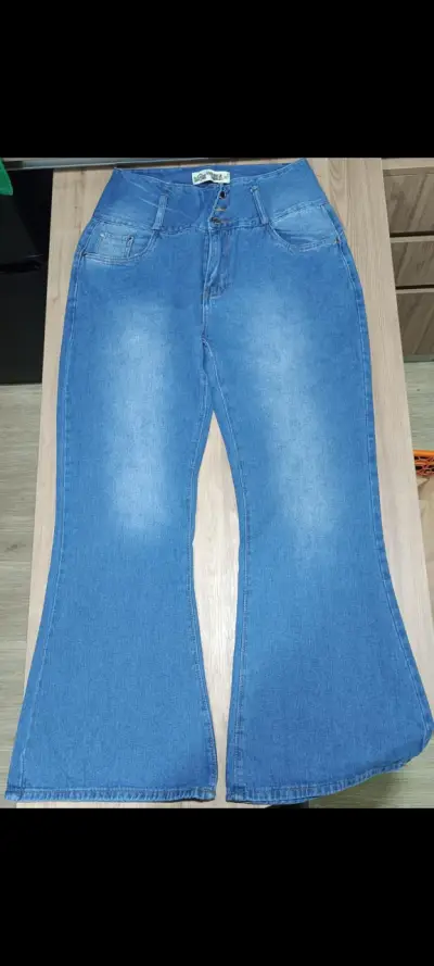 Jeans azul oscuro con diseño moderno - miniatura 4