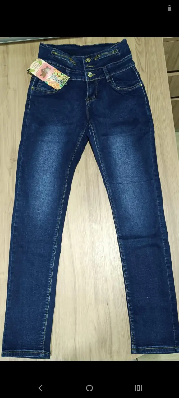 Jeans azul oscuro con diseño moderno - 6