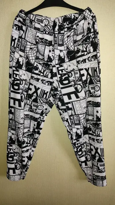 Pantalones estampados en blanco y negro - miniatura 1