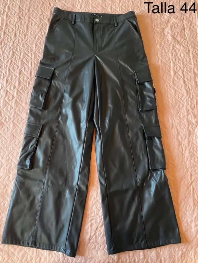 Pantalones cargo de cuero sintético talla 44
