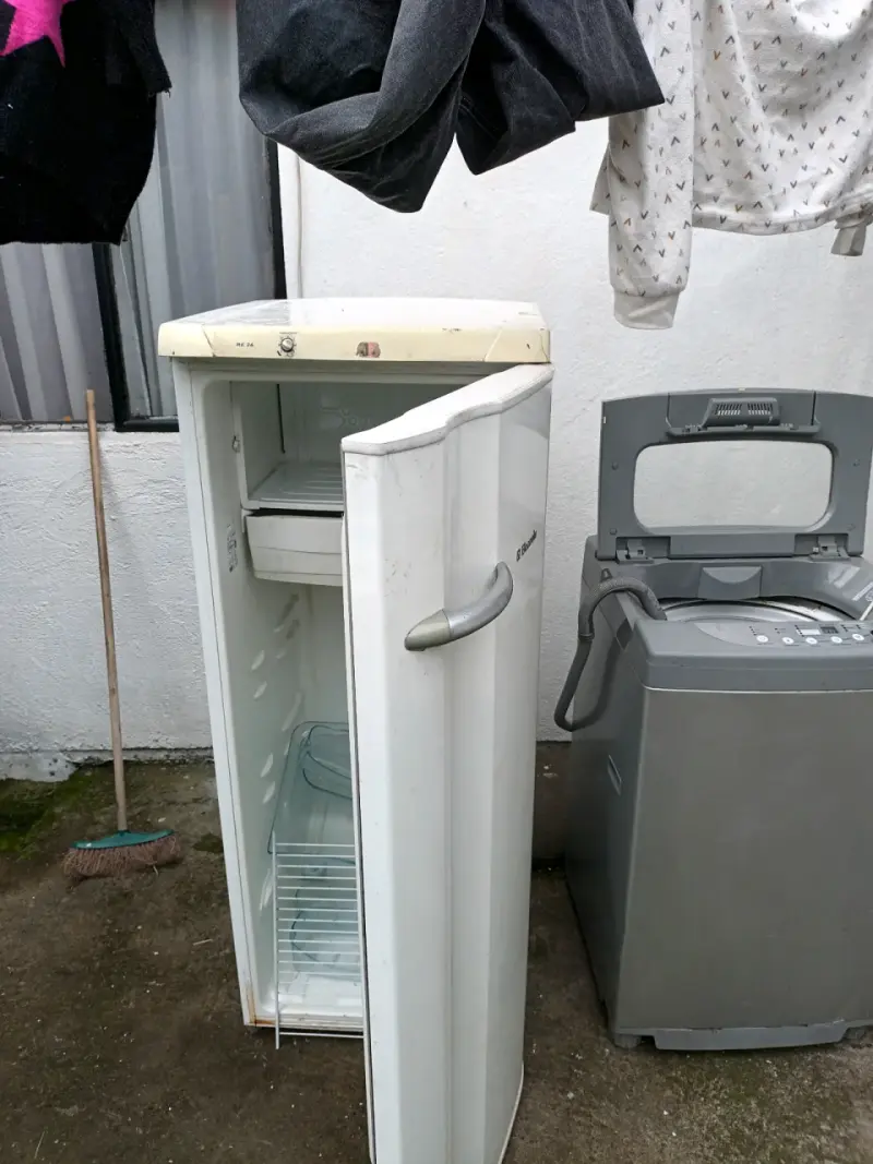 Refrigerador pequeño blanco usado - 1