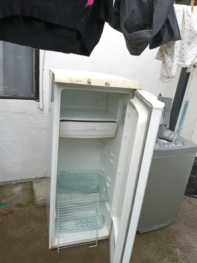 Refrigerador pequeño blanco usado - 4