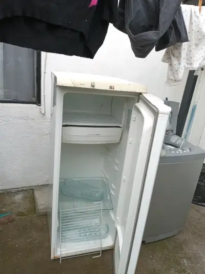 Refrigerador pequeño blanco usado - miniatura 4
