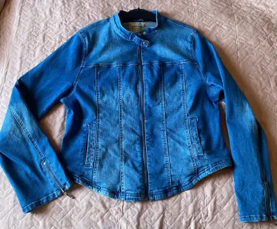 Chaqueta de mezclilla para mujer - miniatura 1