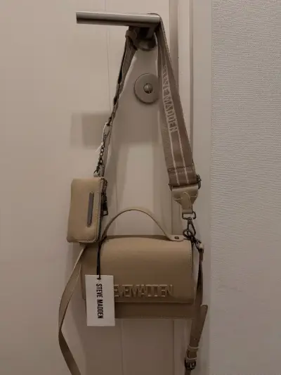 Cartera beige Steve Madden con correa ajustable - miniatura 1