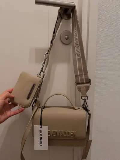 Cartera beige Steve Madden con correa ajustable - miniatura 2