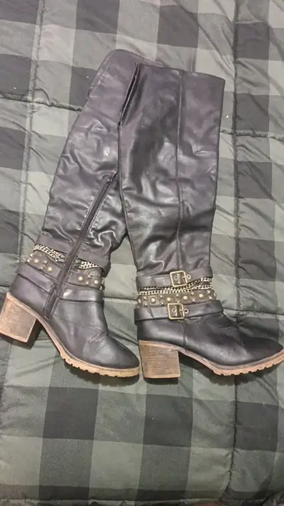 Botas negras tipo bucaneras con hebillas - miniatura 1