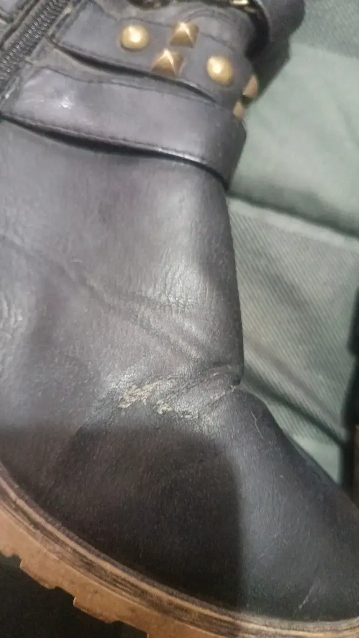 Botas negras tipo bucaneras con hebillas - 2