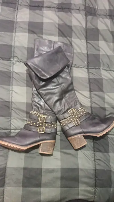 Botas negras tipo bucaneras con hebillas - miniatura 3