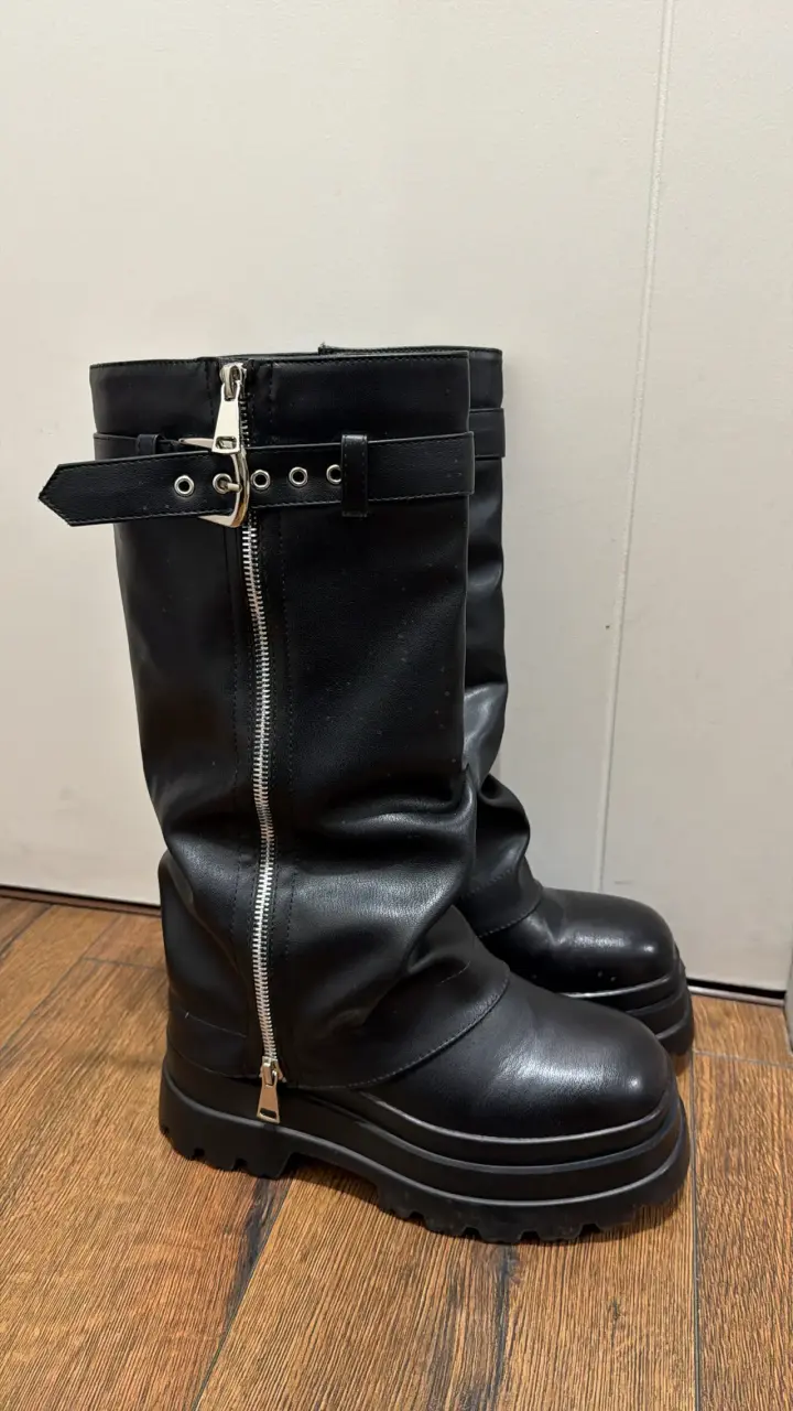 Botas negras de cuero con cierre lateral - 1