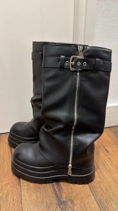 Botas negras de cuero con cierre lateral - miniatura 2