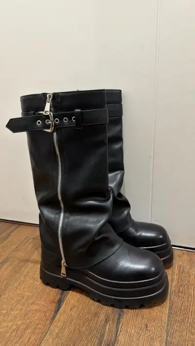 Botas negras de cuero con cierre lateral - miniatura 3