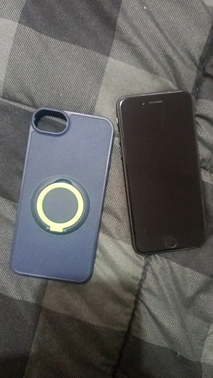 iPhone7 con funda protectora azul - 1