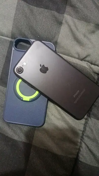 iPhone7 con funda protectora azul - miniatura 2