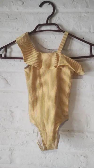 Traje de baño de rayas amarillo para niña - miniatura 1