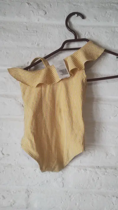 Traje de baño de rayas amarillo para niña - miniatura 2