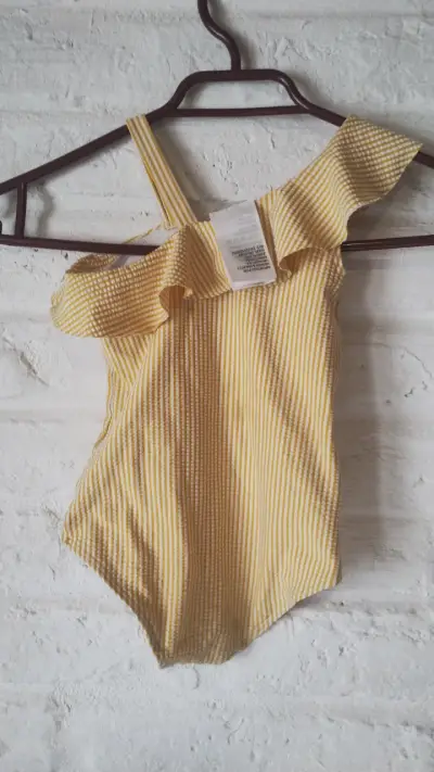 Traje de baño de rayas amarillo para niña - miniatura 3
