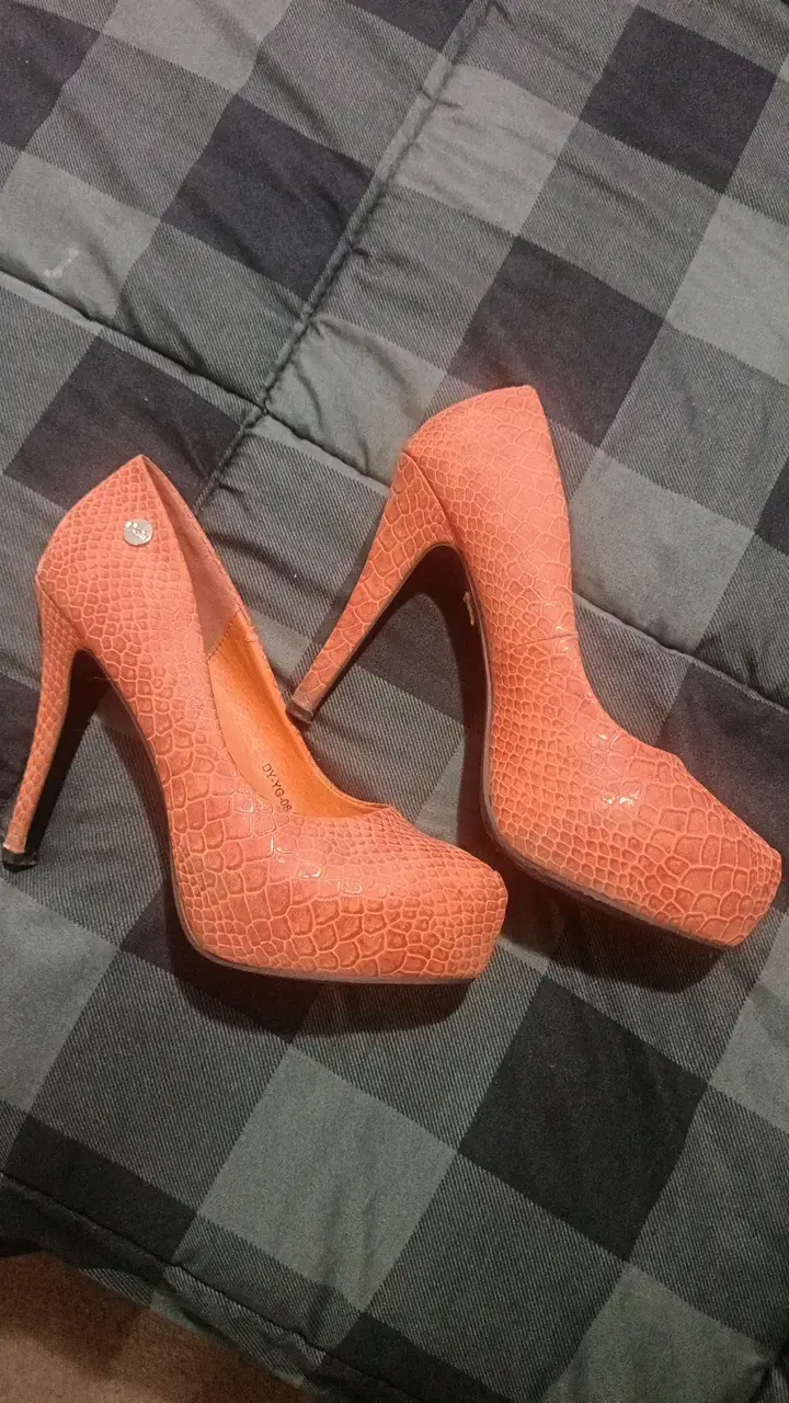 Tacones altos de piel sintética coral