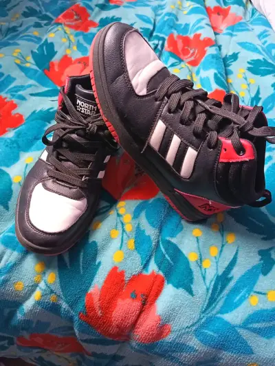 Zapatillas North Star negras y blancas - miniatura 2