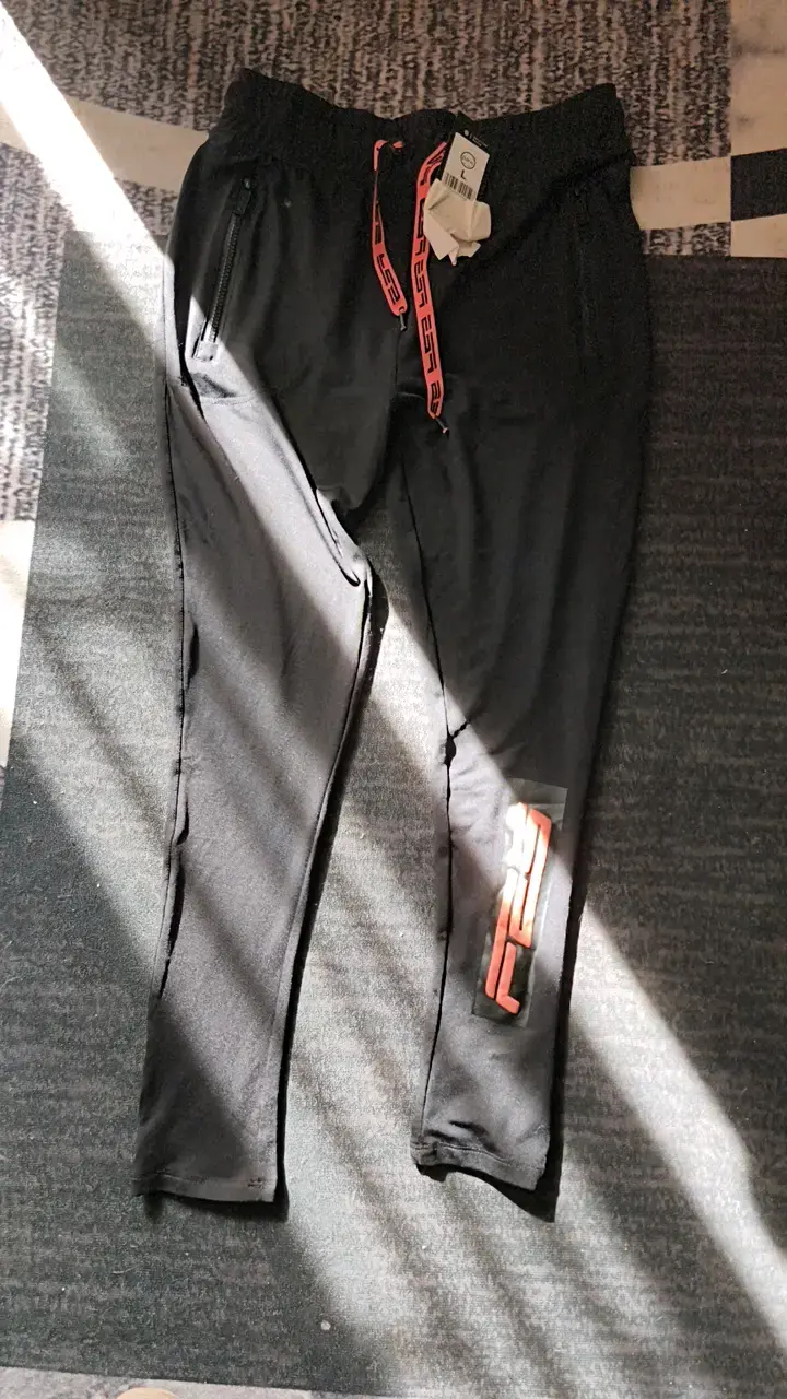 Pantalones deportivos negros con diseño moderno - 1