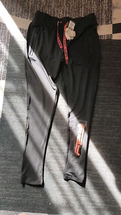 Pantalones deportivos negros con diseño moderno - miniatura 1