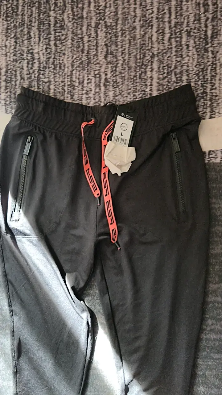 Pantalones deportivos negros con diseño moderno - 2