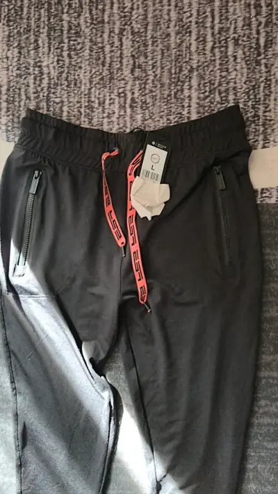 Pantalones deportivos negros con diseño moderno - miniatura 2