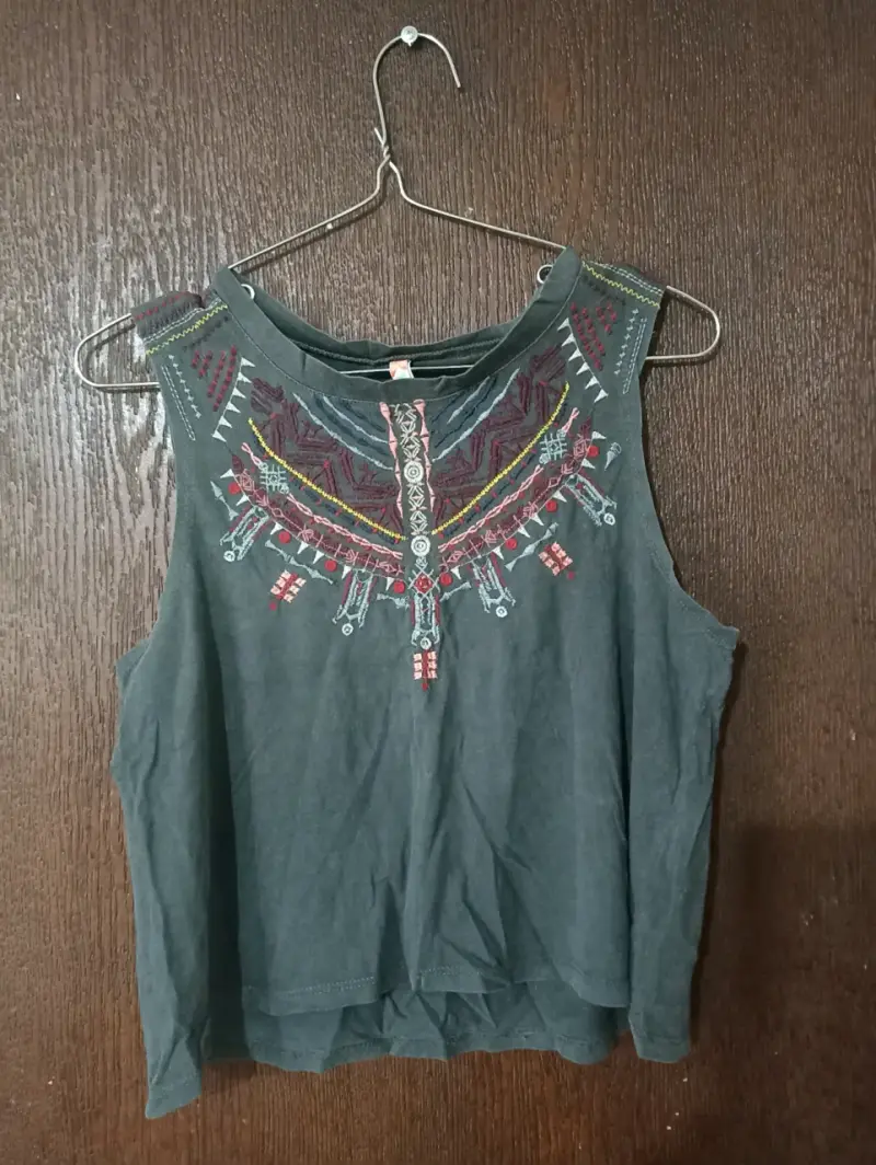Polera Sybilla sin mangas con bordado étnico