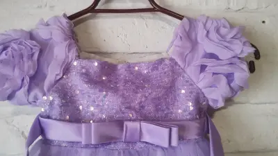 Vestido de niña lila con lentejuelas - miniatura 1