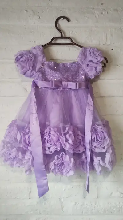 Vestido de niña lila con lentejuelas - miniatura 2
