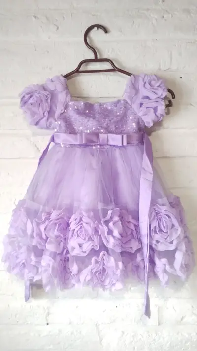 Vestido de niña lila con lentejuelas - miniatura 3